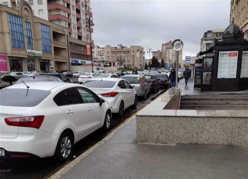 В Баку заблокировали выход из метро - ФОТОФАКТ