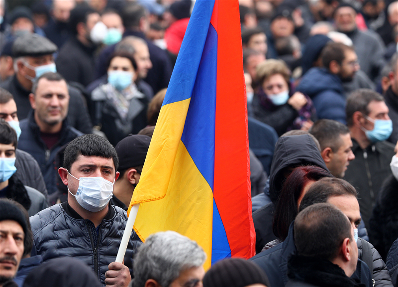 Оппозиция в Армении завершила шествие по Иревану и вернулась к зданию парламента