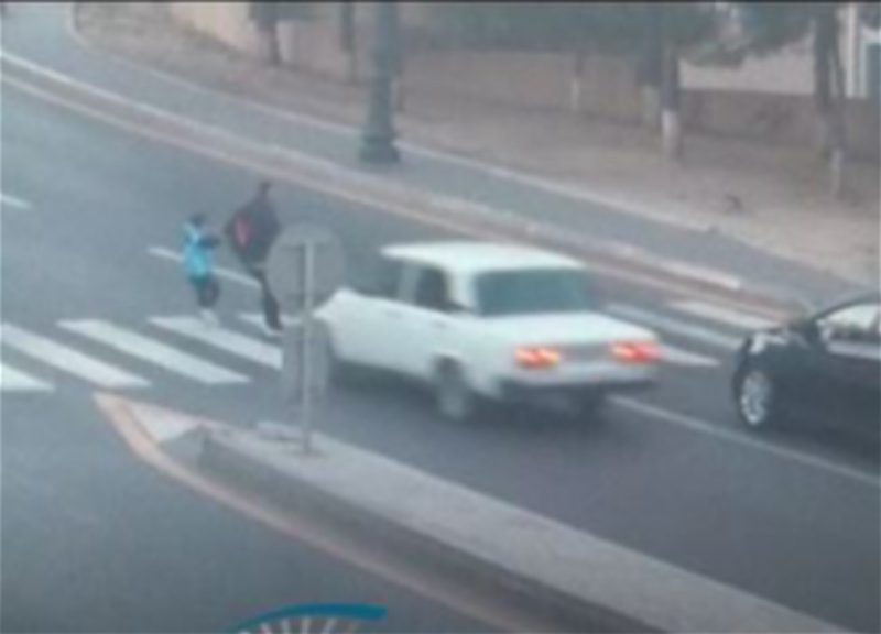 В Баку водитель сбил мать с ребенком на «зебре» - ВИДЕО