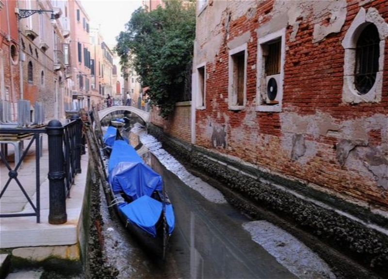 Обычно в Венеции наводнения, но теперь пересохшие каналы – ФОТО