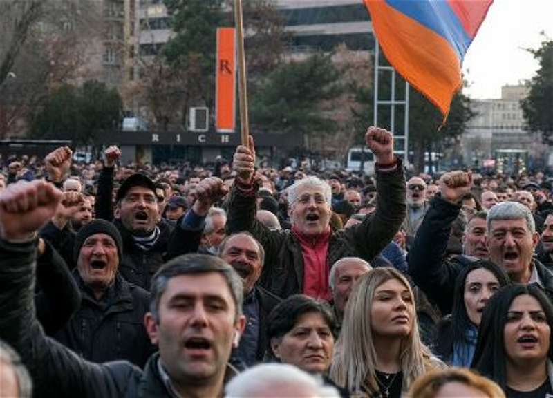 В Иреване проходит очередной антиправительственный митинг