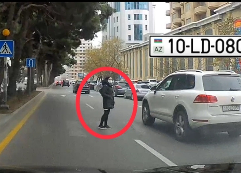 В Баку водитель не уступил дорогу женщине на «зебре» - ВИДЕОФАКТ