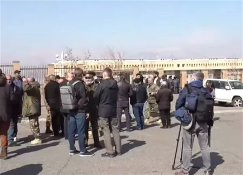 В Иреване проходит митинг ветеранов армии в поддержку Генштаба - ВИДЕО