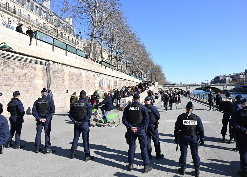 В Париже полиция разогнала отдыхающих на набережной за несоблюдение ограничительных мер - ФОТО