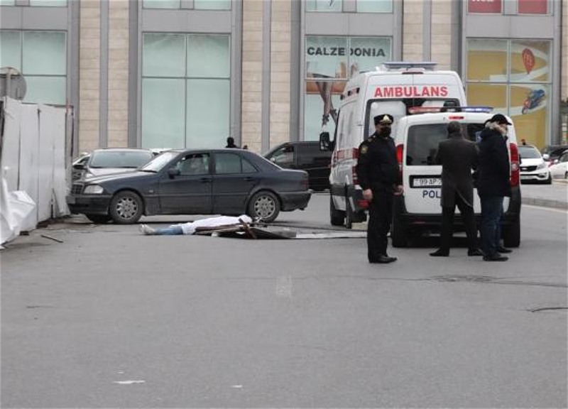 Несчастный случай в центре Баку: на голову молодой женщине упала часть металлоконструкции - ВИДЕО