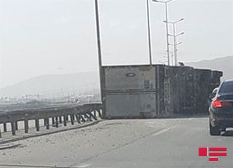Сильный ветер перевернул КамАЗ на трассе Баку-Газах
