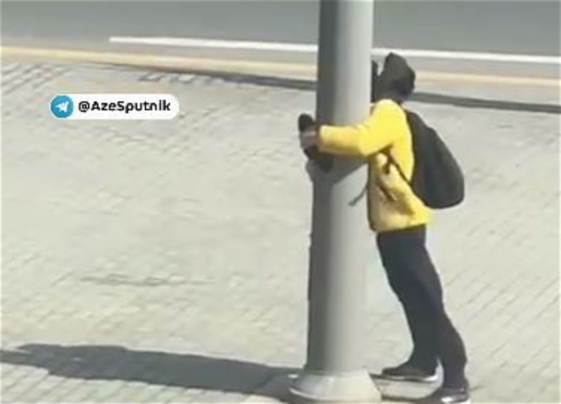 В Баку шквалистый ветер: горожане хватаются за фонарные столбы, чтобы их не унесло – ВИДЕО