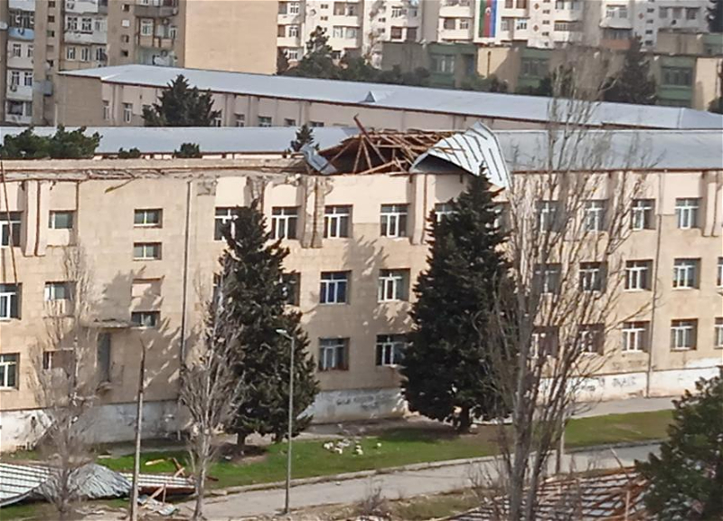 В Баку сильный ветер снес крышу школы – ВИДЕО