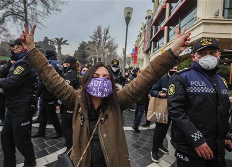 «Женщина – не прислуга!»: Акция феминисток в центре Баку – ФОТО – ВИДЕО
