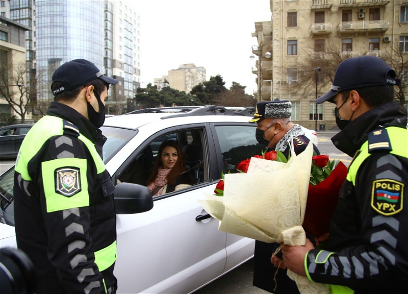 Дорожная полиция Баку поздравила женщин с праздником 8 Марта – ФОТО