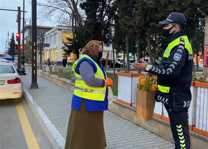 Дорожная полиция поздравила сотрудниц коммунальных служб Баку с 8 Марта – ФОТО