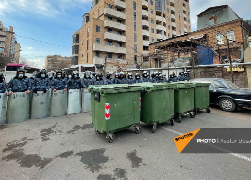Оппозиция продолжает блокаду парламента Армении