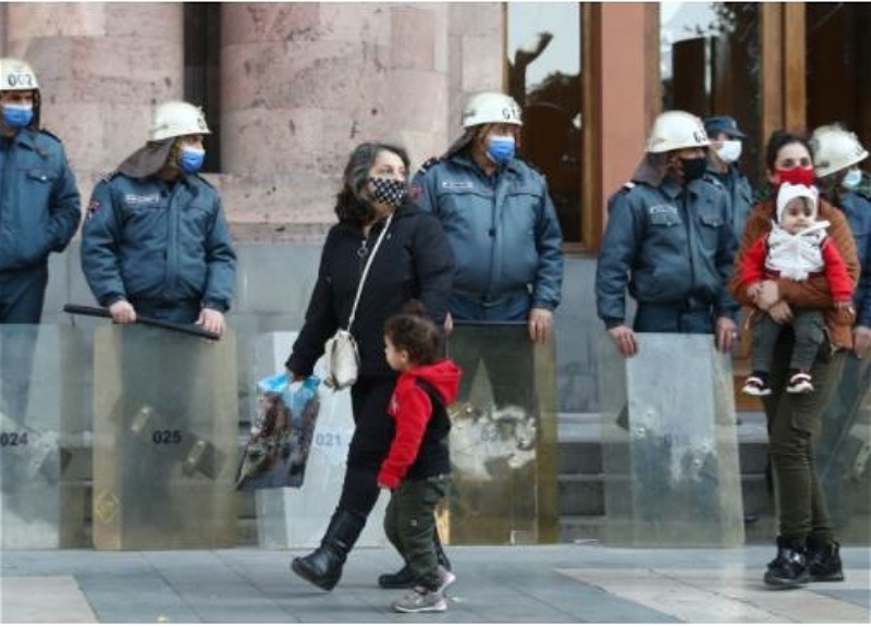 Полиция перед прибытием Пашиняна в МИД Армении оцепила территорию вокруг здания