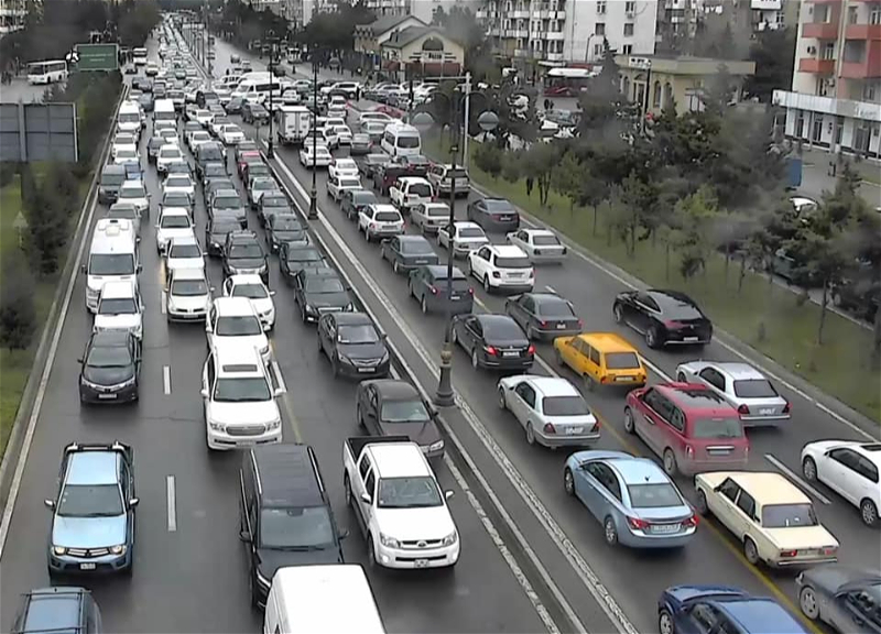 В понедельник утром на некоторых дорогах Баку возникли большие пробки - ФОТО