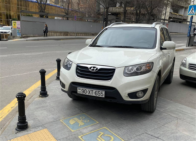 В Баку водитель преградил дорогу инвалидам и женщинам с детьми – ФОТОФАКТ