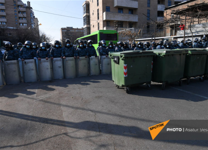 В ход пошли мусорные баки: акция протеста в центре Иревана