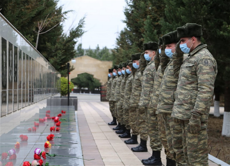 Азербайджанские военнослужащие посетили могилы героических сынов Родины, павших шехидами − ФОТО