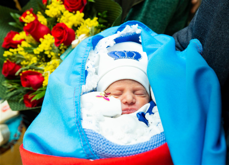 Daha bir şəhidin yeni doğulan körpəsinin adına 5000 manatlıq hesab açılacaq - FOTO