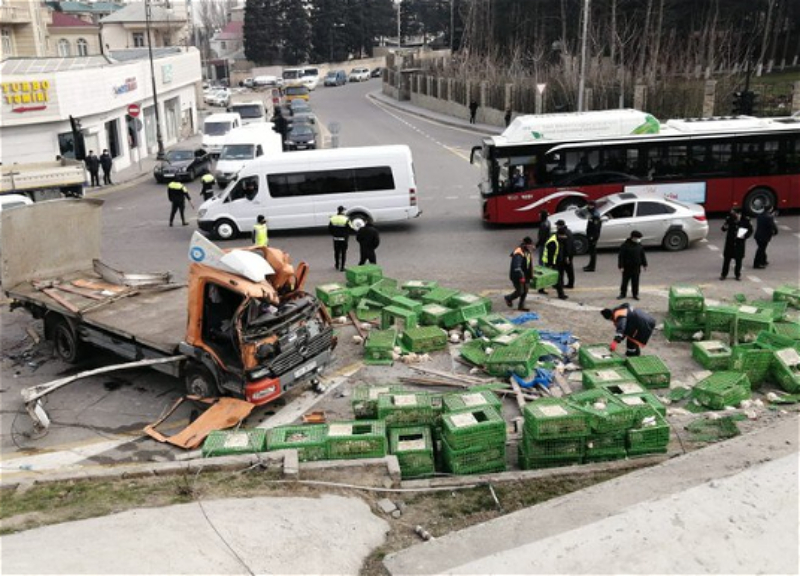 Перевернувшийся грузовик с курами повредил бакинскую дорогу – ФОТО – ВИДЕО – ОБНОВЛЕНО
