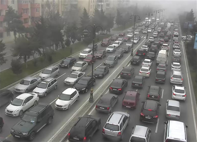 В четверг утром на некоторых дорогах Баку возникли большие пробки - ФОТО