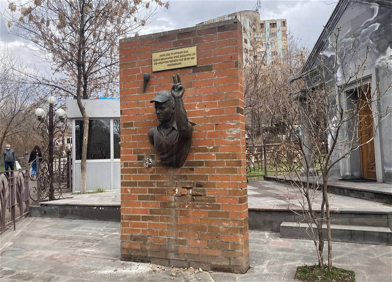 Армянские вандалы осквернили памятник журналисту в Иревани