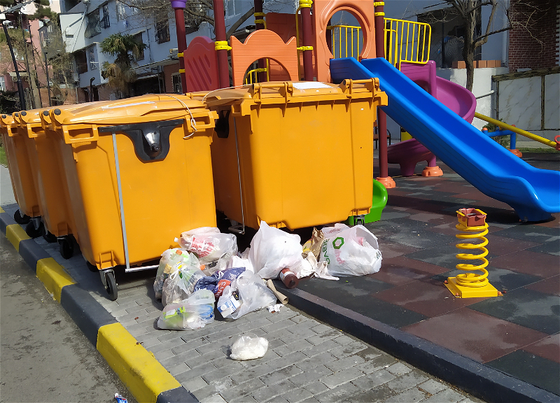 Мусор на детской площадке в Баку: Как превратить двор своего же дома в свинарник – ФОТОФАКТ