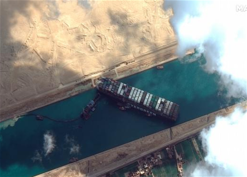 Заблокировавший Суэцкий канал контейнеровоз сняли с мели - ВИДЕО