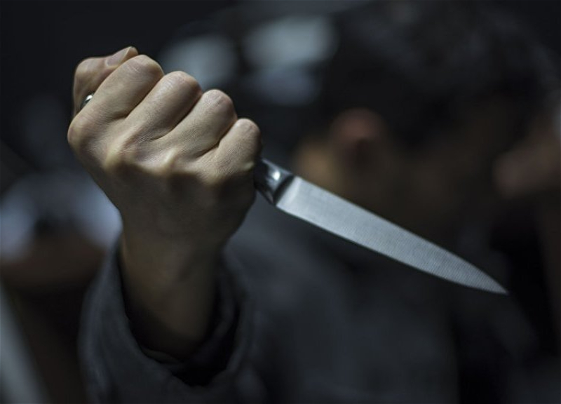В Азербайджане муж убил жену, после чего искромсал себя ножом