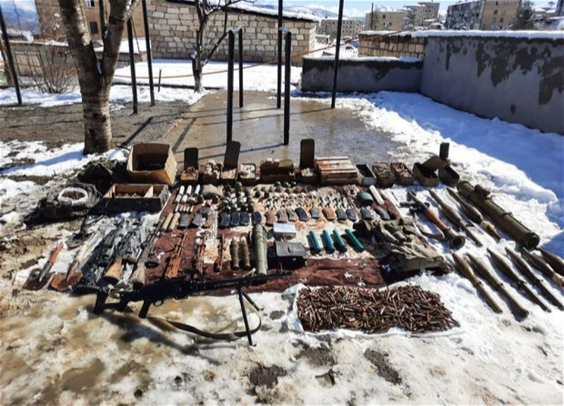 В городе Шуша обнаружены брошенные армянами оружие и боеприпасы