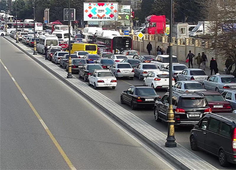 Во вторник утром на некоторых дорогах Баку движение практически парализовано - ФОТО