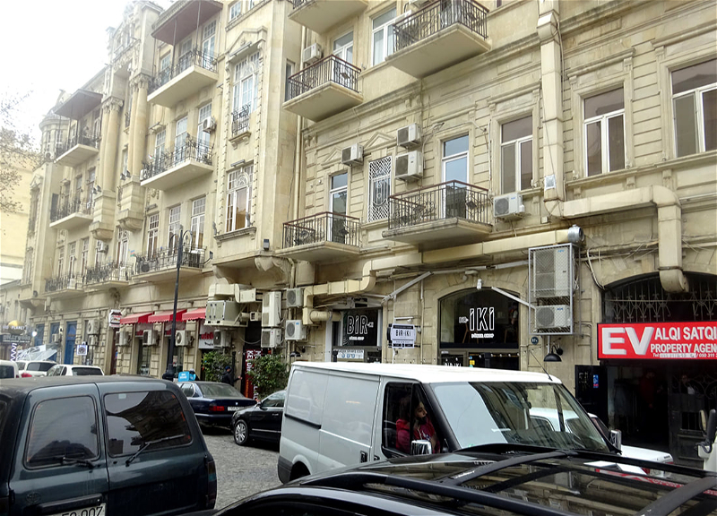 Фасад архитектурного дома в центре Баку «захвачен» трубами – ФОТОФАКТ