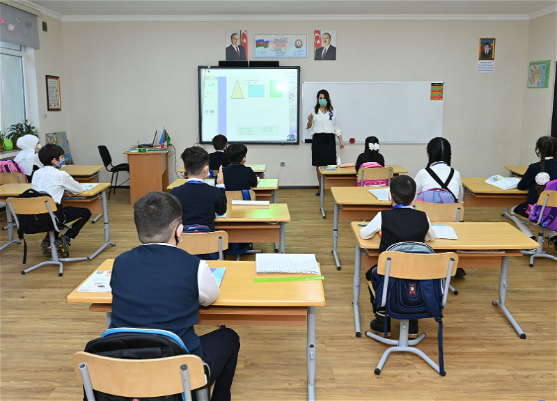 В трех бакинских школах возобновлены очные занятия
