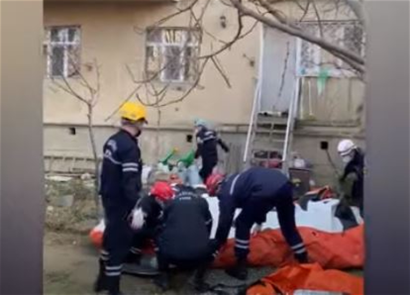 Спасатели МЧС предотвратили самоубийство в Баку, установив подушку безопасности – ВИДЕО