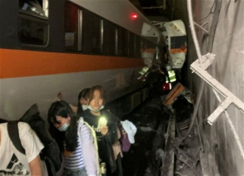 При крушении пассажирского поезда на Тайване погибло около 40 человек - ФОТО