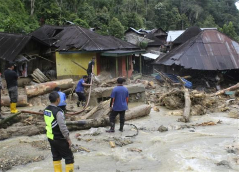 В Индонезии погибли не менее 20 человек во время оползней и наводнений