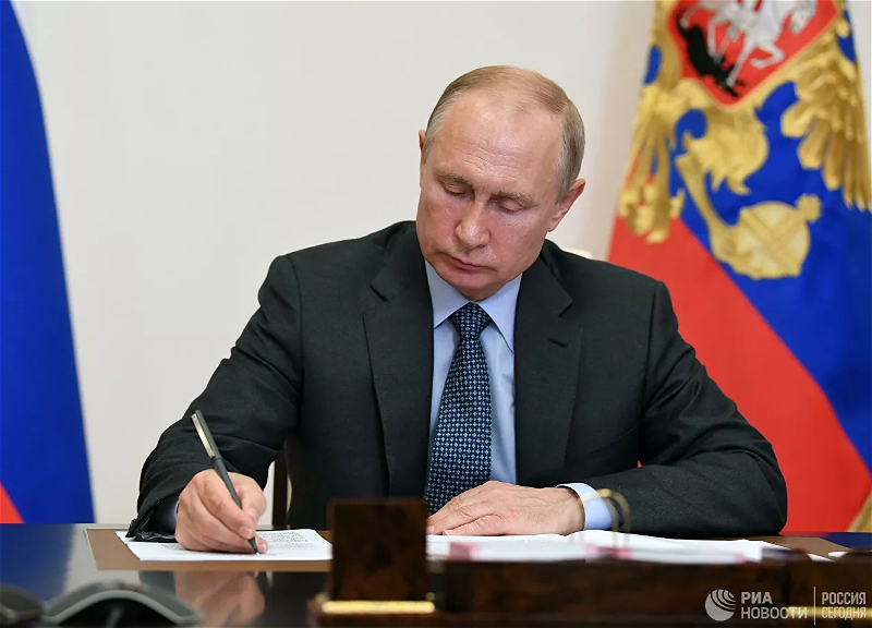 Путин подписал закон о праве президента претендовать еще на два срока