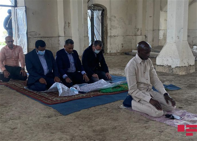 Постпреды стран ОИС в Контактной группе совершили намаз в мечети Джума в Агдаме – ФОТО - ВИДЕО