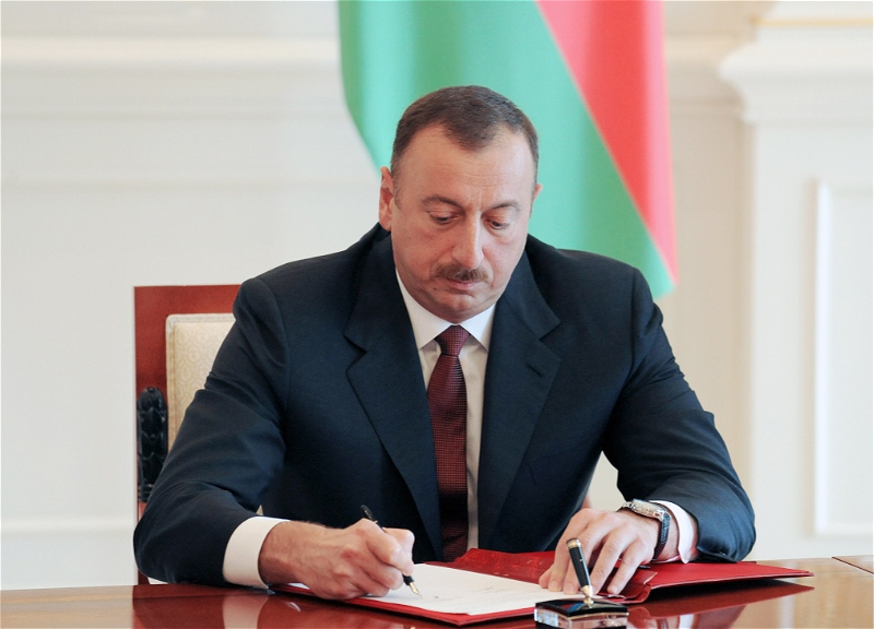 Ильхам Алиев наградил группу сотрудников АМУ медалью «Терегги»