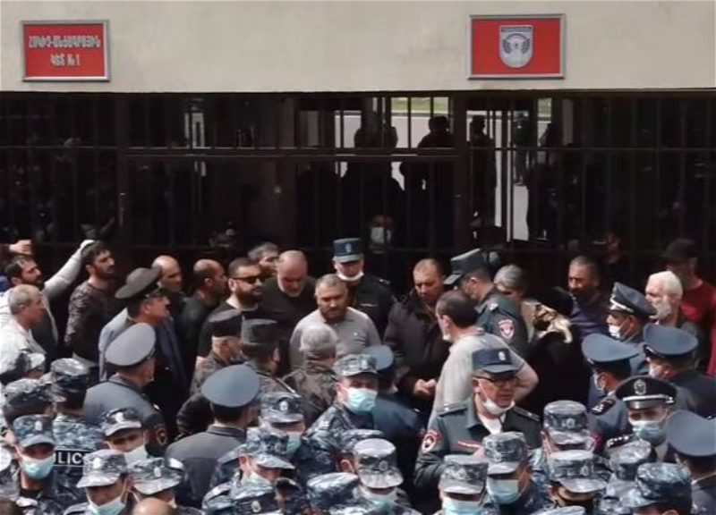 У здания Министерства обороны Армении напряженная ситуация