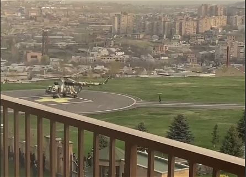 У здания Минобороны Армении продолжается акция протеста, глава Генштаба сбежал на вертелете - ВИДЕО - ОБНОВЛЕНО