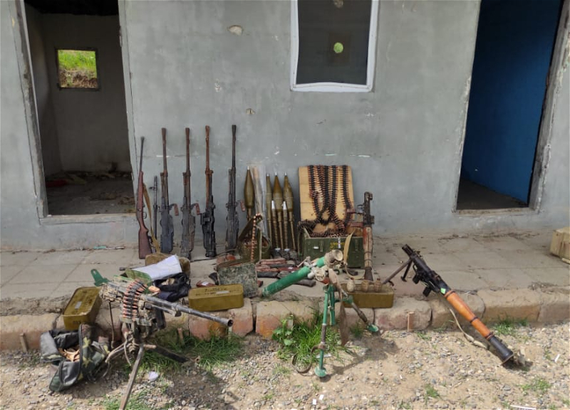 На освобожденных от оккупации территориях обнаружены брошенные армянами оружие и боеприпасы