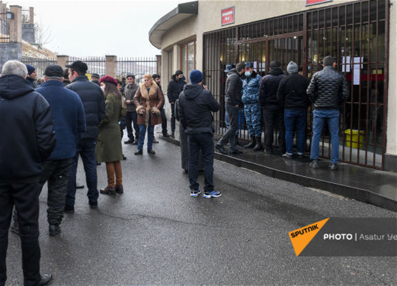 Родители пропавших без вести военнослужащих перекрыли все входы Минобороны Армении