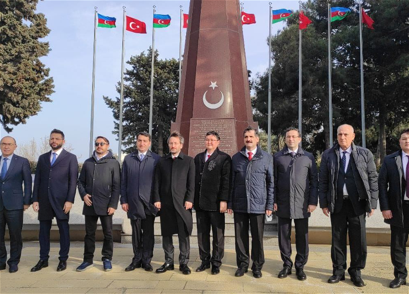 Представители Тюркского совета по информации и медиа посетили Аллею почетного захоронения и Аллею шехидов в Баку - ФОТО
