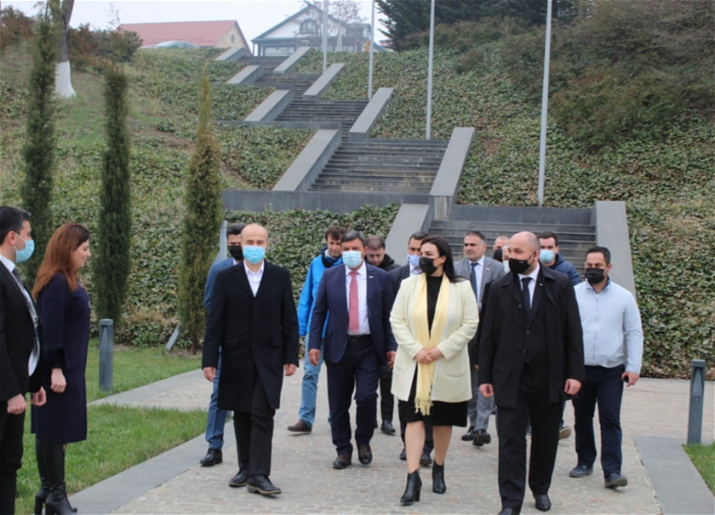 Турецкие предприниматели посетили Губинский мемориальный комплекс геноцида - ФОТО