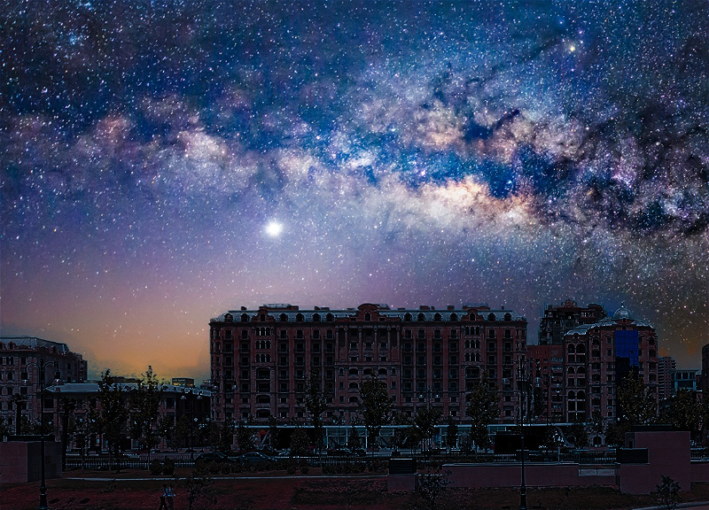 Неизведанные глубины космоса: Визуализация миллиардов звезд в небе над Баку - ФОТО
