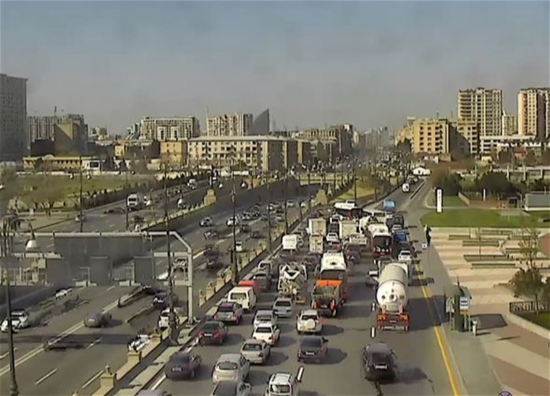 На дорогах Баку затруднено движение транспорта - ФОТО