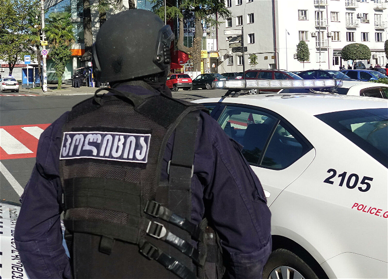 В Тбилиси задержали мужчину, захватившего заложников в банке - ОБНОВЛЕНО