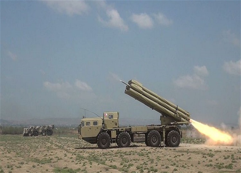 Raket-artilleriya batareyalarının döyüş atışlı taktiki təlimləri keçirilir – FOTO – VİDEO