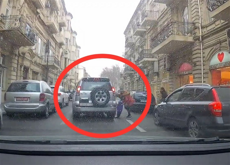 В центре Баку ребенок выбежал под колеса автомобиля - ВИДЕО