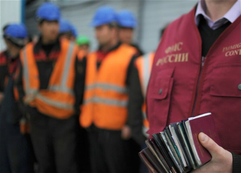 Россия грозится выдворить мигрантов, в том числе 120 тысяч азербайджанцев